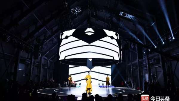 時(shí)尚慶典活動(dòng)的國潮T臺(tái)秀壓軸亮相，盡顯國范美感