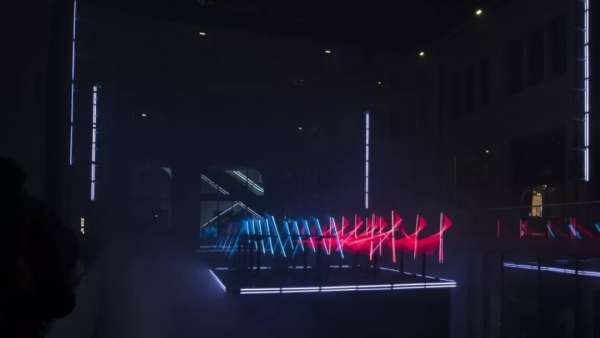 里昂燈光秀活動策劃了一場機器人芭蕾，用光代替了人類