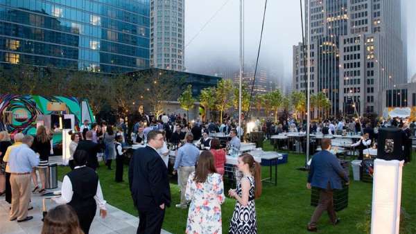 酒店開業(yè)派對活動打造成夏日晚會了，空中表演加持了整個活動