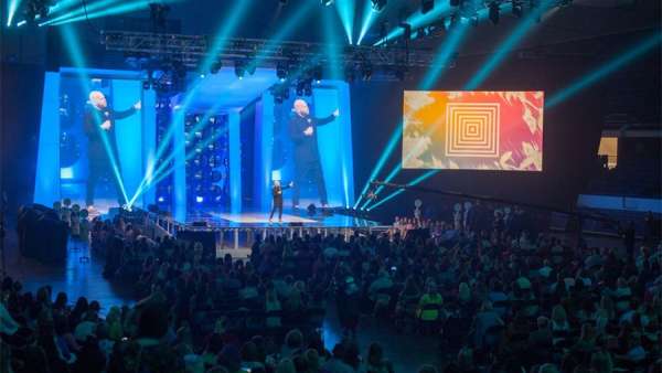 LuLaRoe的年會(huì)活動(dòng)策劃以互動(dòng)空間為主，更有8場(chǎng)時(shí)裝秀表演