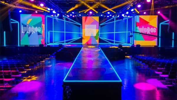 凱莉·克拉克森的音樂(lè)會(huì)直接搬到TA家的年會(huì)活動(dòng)現(xiàn)場(chǎng)，真好