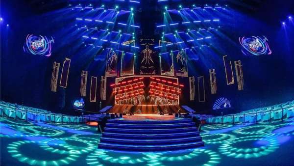 年終盛典活動(dòng)打破舞臺(tái)和觀眾間的壁壘，無(wú)處不舞臺(tái)精彩亮相