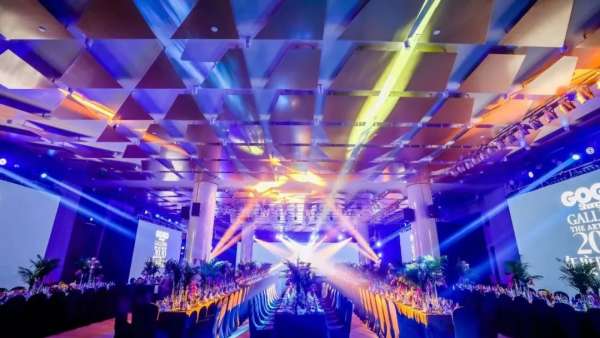 開(kāi)年的時(shí)尚盛典活動(dòng)策劃的黑科技舞臺(tái)，環(huán)繞式全方位體驗(yàn)真贊