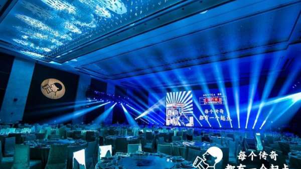 年會活動策劃也是可以港式風(fēng)十足的，紅白藍(lán)的搭配也很時尚潮流