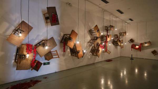 從視覺變現(xiàn)切入，這樣的主題展覽活動(dòng)展現(xiàn)了20世紀(jì)90年代的那些問題