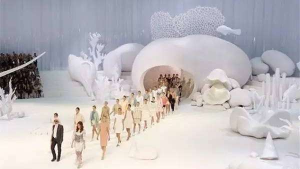 T臺(tái)秀活動(dòng)現(xiàn)場(chǎng)除了模特還有啥，肯定是那些T臺(tái)的舞美設(shè)計(jì)啦