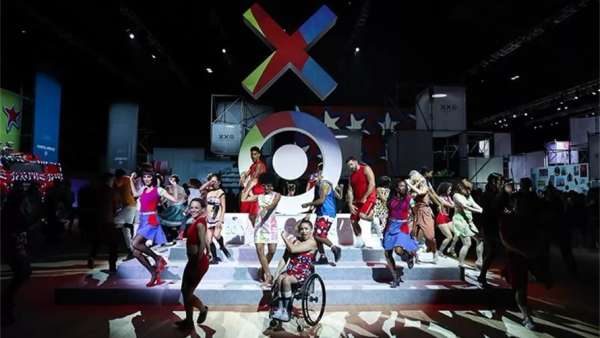 20周年的快閃式派對(duì)活動(dòng)竟在公園大道的軍械庫(kù)舉行，霸氣十足啊