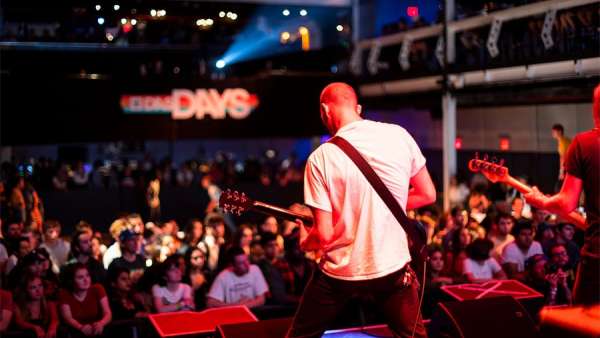 周末的快閃式派對活動以新品發(fā)布開場，因滑板文化更盡興