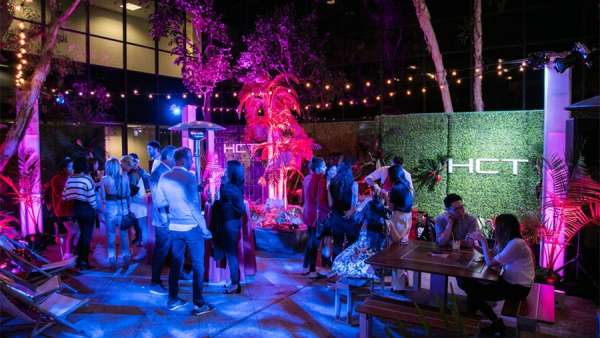 夏日雞尾酒派對活動怎能少了各式裝飾元素，超大泳池充氣裝飾太吸睛了