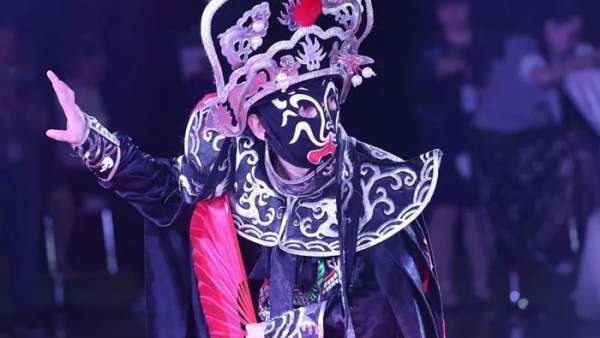 特色風(fēng)情的年會活動以醒獅拉開序幕，還上演了一場異域風(fēng)情的嘉年華