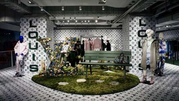 LV上海這家限時(shí)快閃店活動換裝成綠意盎然奢華質(zhì)感的游樂場