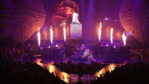 現(xiàn)代搖滾秀活動(dòng)的舞美設(shè)計(jì)更像是劇院和搖滾的組裝體，活力四射