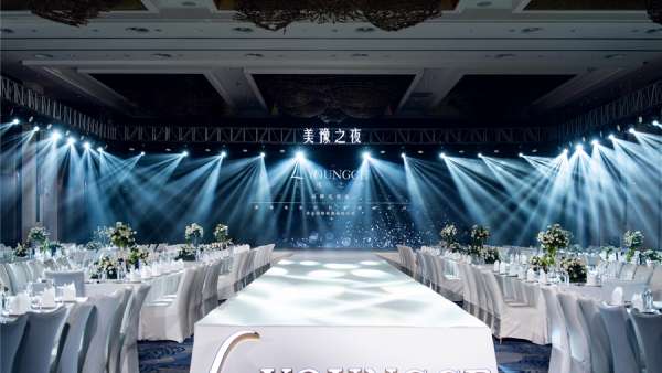 美業(yè)品牌發(fā)布會(huì)活動(dòng)現(xiàn)場(chǎng)燈光四射，現(xiàn)場(chǎng)的布置格調(diào)也是高高高