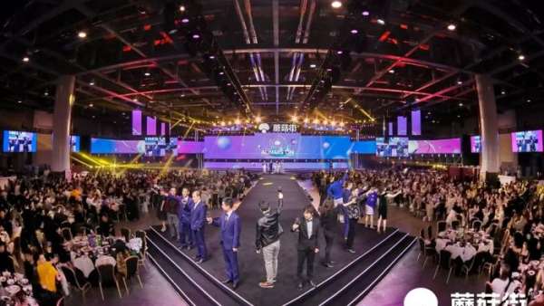 年會(huì)活動(dòng)現(xiàn)場更是一個(gè)精心布置的時(shí)尚秀場，現(xiàn)場T臺(tái)秀加持了活動(dòng)氛圍