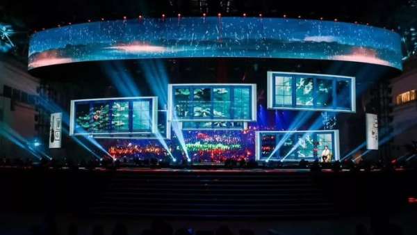 星光大賞活動(dòng)以中心四面臺(tái)設(shè)計(jì)多層次多角度豐富視覺(jué)感受，增加藝人高光