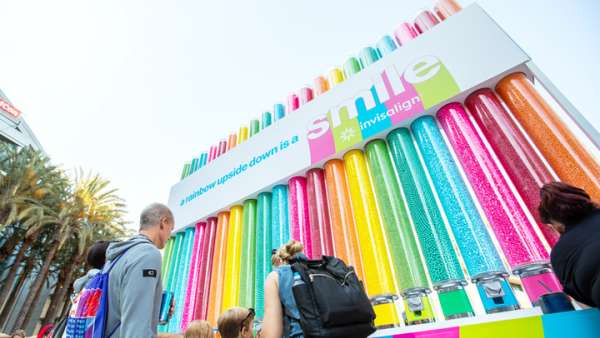 美國(guó)網(wǎng)紅節(jié)會(huì)展活動(dòng)特別設(shè)置的首個(gè)寵物專區(qū)吸引了不少寵物明星到場(chǎng)