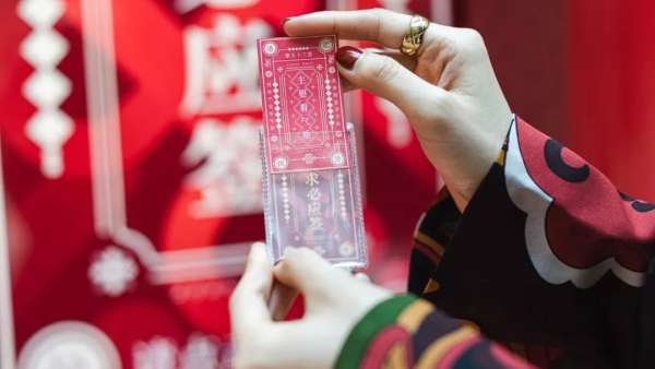 新春快閃店活動(dòng)的全新高端打卡裝置以中國(guó)風(fēng)的春“結(jié)”拉開(kāi)序幕