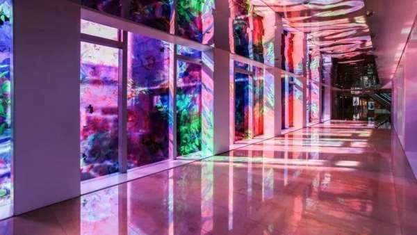 具有紀(jì)念性設(shè)施的展覽活動(dòng)詮釋著對(duì)重新創(chuàng)造的自然的頌歌