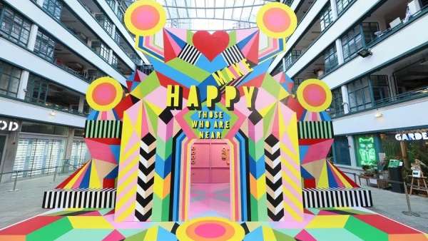 色彩斑斕的快閃店展覽活動(dòng)靈動(dòng)了整個(gè)區(qū)域，也帶來了意想不到的驚喜