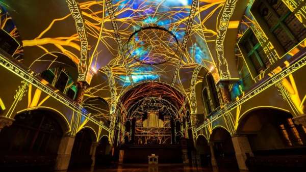 沉浸式燈光秀展覽活動進一步調(diào)整后，創(chuàng)意歷史之旅全新出發(fā)