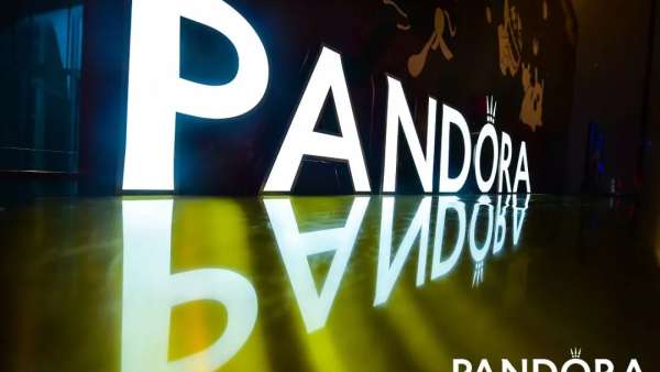 聚集半個(gè)動(dòng)漫圈的跨年晚會(huì)活動(dòng)，一群cos人物活躍了整場活動(dòng)