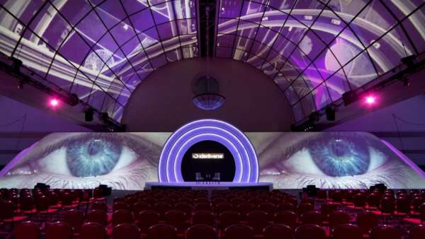 “云標(biāo)識峰會”活動策劃的舞臺視覺設(shè)計，一場沉浸式體驗的全新開始