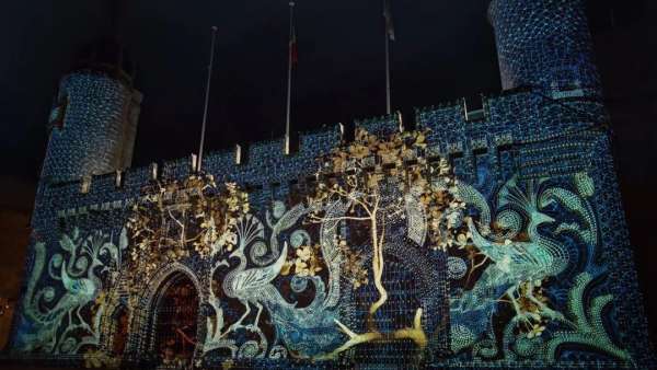 聲與光的燈光秀表演活動亮相了，約十幅投影圖像點亮法國拉羅謝爾市政廳