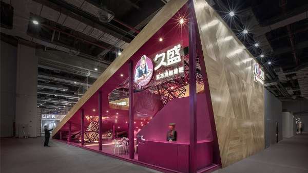 木地板品牌的展覽活動(dòng)將園林的轉(zhuǎn)折疊加與回廊曲徑延展到了展廳設(shè)計(jì)