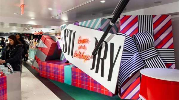 快閃店活動以大禮盒和信封裝置展開，好像述說著一個有趣的假日故事