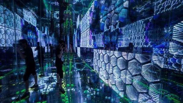 在方寸之間的這場沉浸式燈光秀會展活動創(chuàng)造出了一個“無限空間”