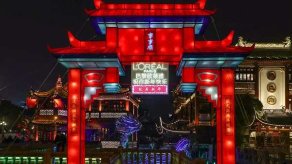 巴黎歐萊雅燈會(huì)快閃店活動(dòng)詮釋著什么是傳統(tǒng)與科技融合、經(jīng)典與現(xiàn)代碰撞