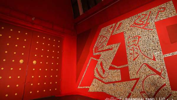 紅色經(jīng)典的沉浸式藝術(shù)慶典活動(dòng)融匯了中西方文化，鴻運(yùn)當(dāng)頭