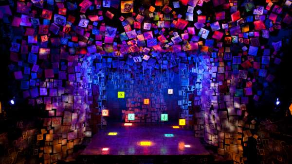 音樂(lè)劇的展覽活動(dòng)形式竟然以一本書開(kāi)篇，這是一部萬(wàn)人迷的音樂(lè)劇吧