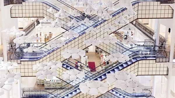 這樣一個(gè)空中的展覽活動(dòng)藝術(shù)設(shè)計(jì)將老商場(chǎng)一躍成為魔幻樂(lè)園