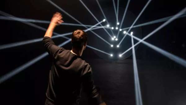 一款可以互動的燈光作品刷亮了米蘭時裝周展覽活動，熱度再次攀升