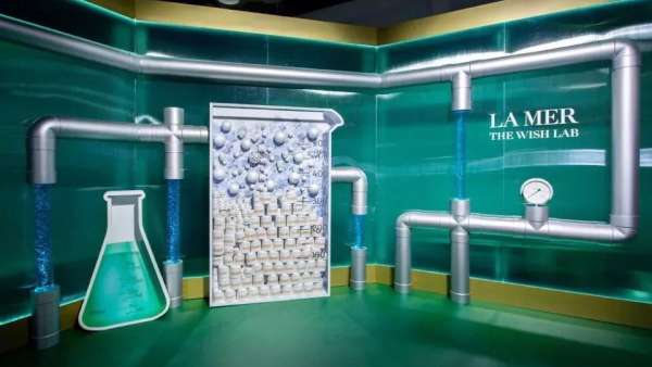 實(shí)驗(yàn)室般的快閃店活動(dòng)當(dāng)屬海洋拉娜清新自然，5個(gè)巨型打卡點(diǎn)更奇幻