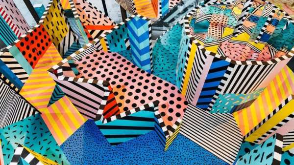 孟菲斯派藝術風格的快閃店活動策劃設計賦予空間鮮亮的色彩與張力