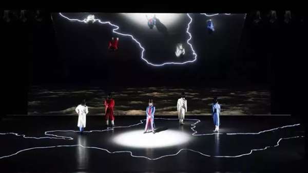 這樣的舞臺劇演出活動的舞美設計，直接把劇本立體起來了