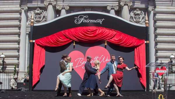 因為市歌，這座城市為他舉辦了銅像揭幕儀式活動，還有街道的命名