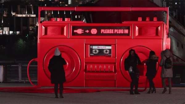 快閃店活動(dòng)策劃亮點(diǎn)竟是一個(gè)巨大的插座和插頭，但卻樂(lè)趣橫生