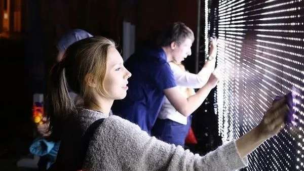 水光涂鴉形式的快閃店活動(dòng)互動(dòng)形式也是很好的晚會(huì)簽到環(huán)節(jié)嘗鮮方式