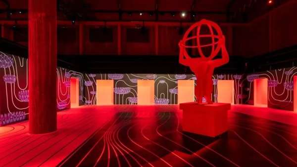 時(shí)裝展覽活動(dòng)上的這波紅色操作，增加了模特出現(xiàn)和消失之間的神秘感