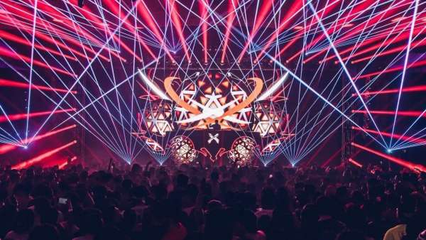 音樂(lè)盛典活動(dòng)的舞美設(shè)計(jì)和燈光帶來(lái)的視聽(tīng)盛宴直擊內(nèi)心深處