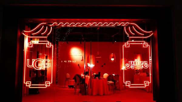 玩起貓鼠游戲的潮流快閃店展覽活動化身成裝點(diǎn)著迷幻紅色霓虹燈光的餐廳