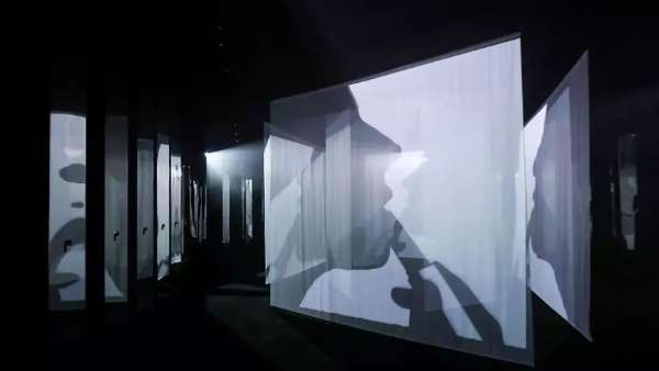 小銀條美妝新品發(fā)布會(huì)活動(dòng)上那細(xì)長(zhǎng)的通道與棱角分明的舞臺(tái)，不羈且革新