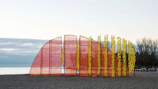 多倫多一場藝術(shù)主題展覽活動占據(jù)了整個Woodbine Beach沿岸未使用的救生站