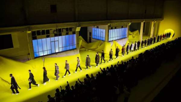 時裝秀活動策劃的點睛之筆非舞臺設(shè)計不可吧，這些舞臺設(shè)計太震撼了