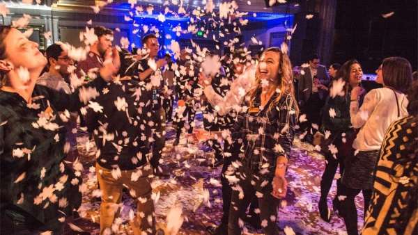 舊金山一場“不可能”預算的員工派對活動呈現(xiàn)了經(jīng)典的冬季風格