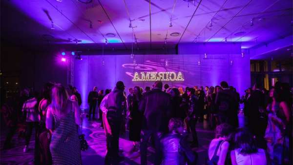 一場博物館藝術派對活動營造老前衛(wèi)的氛圍，結束后還變成了糖果色