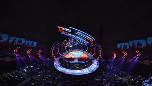 豎立在舞臺上的8.2米月亮人雕塑，秒殺了音樂活動那些平凡策劃